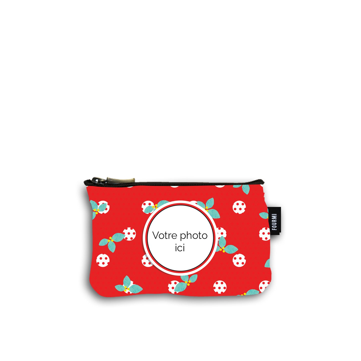 Pochette en coton de 10 centimètres par 15 centimètres . Le fond du motif de la pochette est rouge avec des pois rouges et des plus gros pois blanc surmonté de feuilles de houx turquoises avec des petites baies jaunes. On peut imprimer sa photo au centre d'une marie louise rouge et noire. Pochette avec un zip noir et un curseur couleur bronze.
