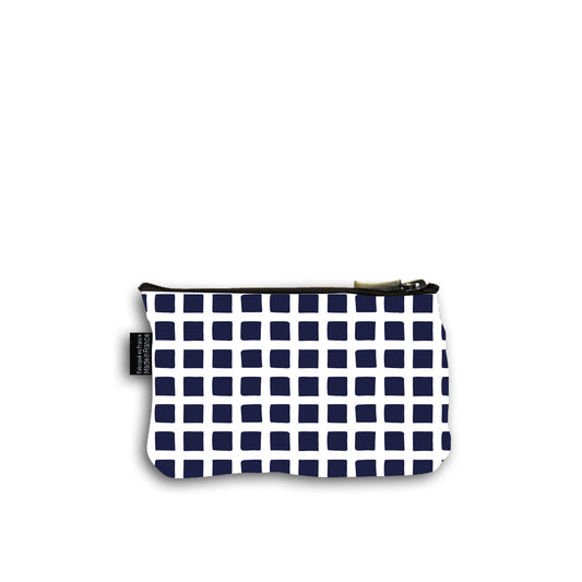 Dos de la pochette en coton de 10 centimètres par 15 centimètres. Le motif de la pochette représente des carrés bleus marine. Pochette avec un zip noir et un curseur couleur bronze.