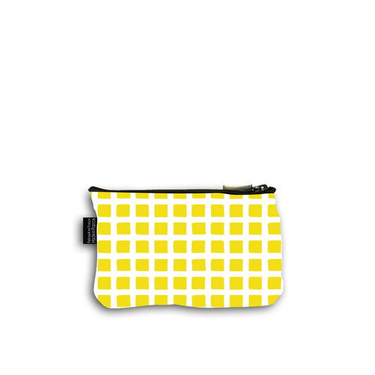 Dos de la pochette en coton de 10 centimètres par 15 centimètres. Le motif de la pochette représente des carrés jaunes. Pochette avec un zip noir et un curseur couleur bronze.