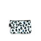 Dos de la pochette en coton de 10 centimètres par 15 centimètres. Le motif de la pochette est un imprimé léopard dans la gamme bleu . Pochette avec un zip noir et un curseur couleur bronze.