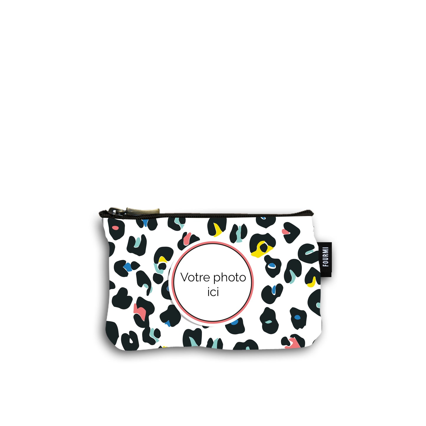 Devant de la pochette en coton de 10 centimètres par 15 centimètres. Le motif de la pochette est un imprimé léopard sur fond blanc avec des tâches noires,  jaunes, roses, vertes et bleus . On peut imprimer sa photo au centre d'une marie louise rose et noire. Pochette avec un zip noir et un curseur couleur bronze.