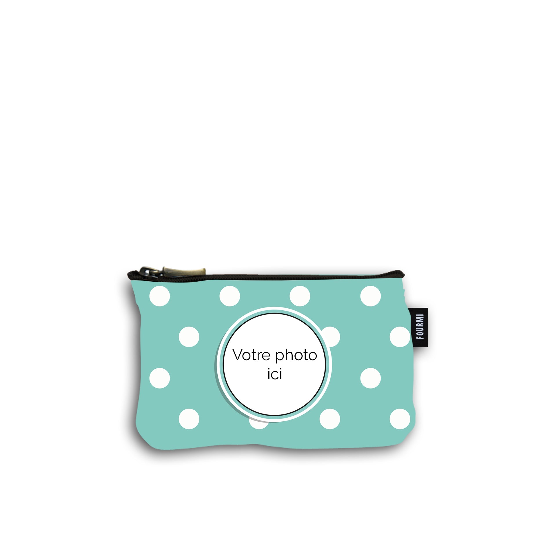 Devant de la pochette en coton de 10 centimètres par 15 centimètres. Le motif de la pochette représente des pois blancs sur un fond turquoise . On peut imprimer sa photo au centre d'une marie louise turquoise et noire. Pochette avec un zip noir et un curseur couleur bronze.