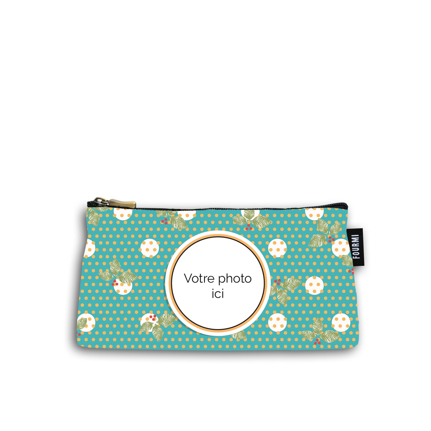 Devant de la trousse en coton de 10 centimètres par 20 centimètres. On peut imprimer une photo au centre de la pochette dans un cadre marie louise orange et blanc. Trousse avec un zip noir et un curseur couleur bronze. Le fond de la trousse est couleur turquoise avec des petits pois orange et des feuilles de houx vertes et baies rouges.