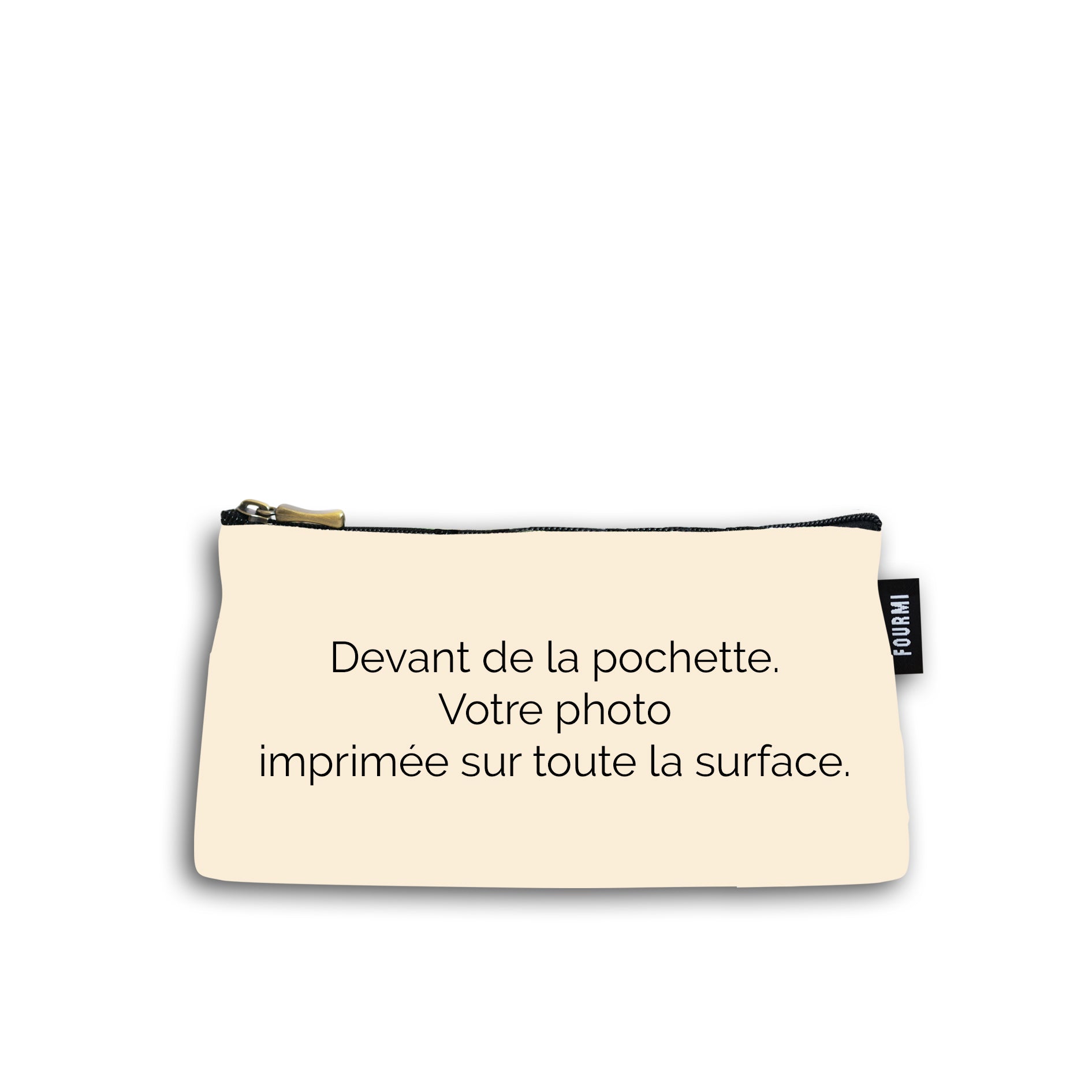 Devant de la trousse en coton de 10 centimètres par 20 centimètres . On peut imprimer une photo sur toute la surface de la pochette. Pochette avec un zip noir et un curseur couleur bronze.