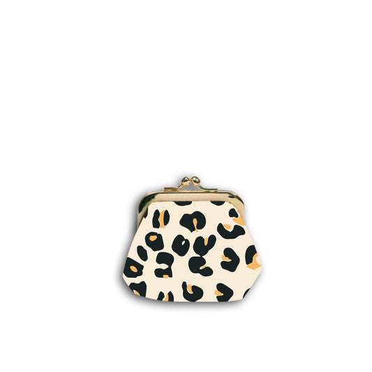Dos du porte-monnaie en coton de 12 centimètres par 8 centimètres. Motif léopard classique fond orange clair avec des taches orange et noires. Fermoir en métal doré. Fermoir clip esprit vintage.